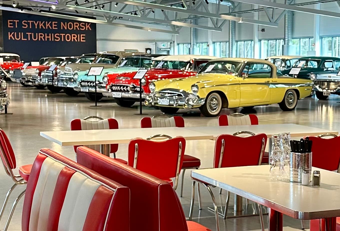 EAC Diner - sitteplasser med veteranbiler i bakgrunnen